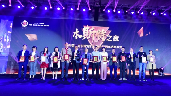 ��s���Ҿ�չ ��ľ˹��֮ҹ���|ݸ���ƼҾӅf�����Ñc��A�M�e��